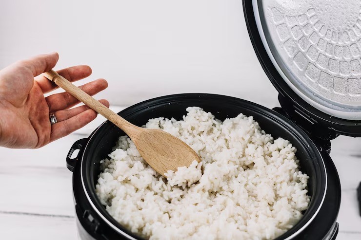 cara menghangatkan makanan sisa, tips panaskan nasi agar tidak keras, panaskan pizza agar renyah, cara memanaskan pasta, food waste solusi, trik dapur ibu muda, menghemat makanan di rumah